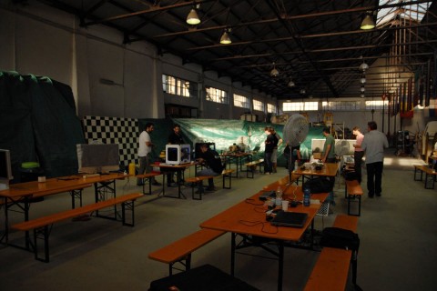 Indoor-Arbeitsplatz in der Gerätehalle