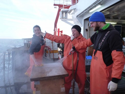 Working hard, cleaning up after the end of the last station. Photo: Jan Dierking