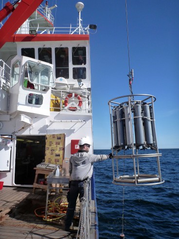 The water sampler ready for action. Each of the bottles can be filled with water samples at a different depth, as determined by the controller sitting in front of a computer on board. This allows the sampling of plankton and of water for the calibration of oxygen sensors in different depth layers. Photo: Jan Dierking