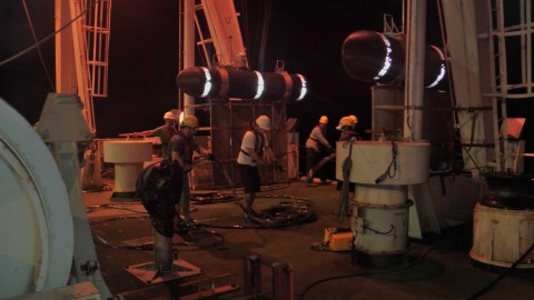 Deployment of the streamer into the water. <em> Déploiement de la flûte sismique dans l'eau. Photo: Elodie Lebas