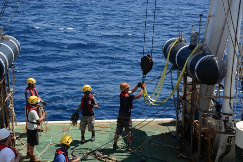 Deployment of the port paravane. <em> Déploiement du paravent bâbord. Photo: Raymond Shih