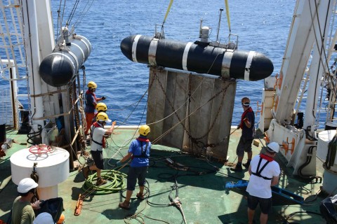 Deployment of the port paravane. <em> Déploiement du paravent bâbord. Photo: Raymond Shih