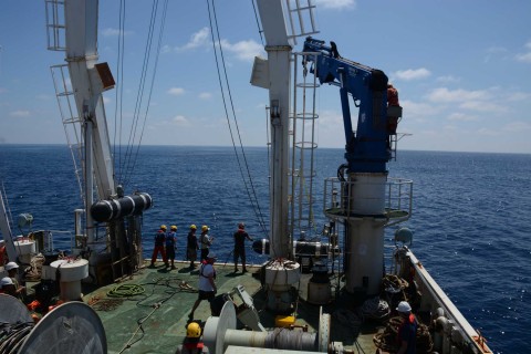 Deployment of the port paravane. <em> Déploiement du paravent bâbord. Photo: Raymond Shih