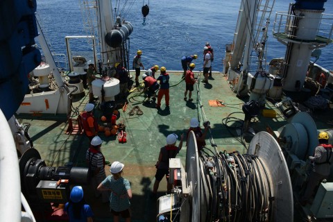 Deployment of the streamers. <em> Déploiement des flûtes sismiques. Photo: Raymond Shih