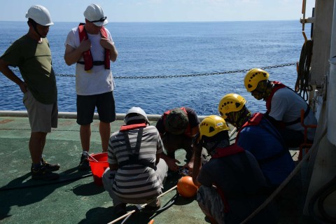 Deployment of the streamers. <em> Déploiement des flûtes sismiques. Photo: Raymond Shih