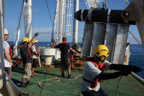 Deployment of the starboard paravane. Déploiement du paravent tribord. Photo: Raymond Shih