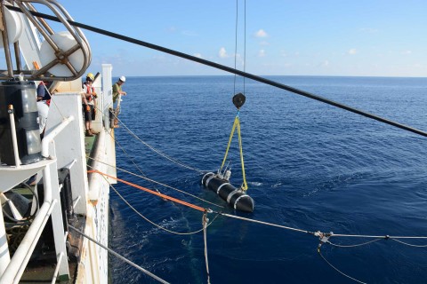 Deployment of the starboard paravane. <em> Déploiement du paravent tribord. Photo: Raymond Shih