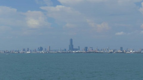 View from the ship of Kaohsiung. <em> Vue du bateau de la ville de Kaohsiung. Photo: Elodie Lebas