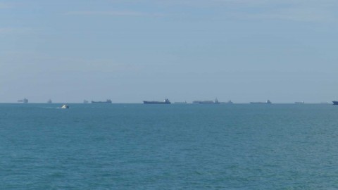 Some other ships in the vinicity of the port. <em> Autres bateaux aux abords du port. Photo: Elodie Lebas