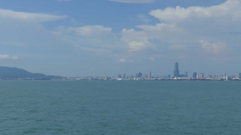 View from the ship of Kaohsiung. <em> Vue du bateau de la ville de Kaohsiung. Photo: Elodie Lebas