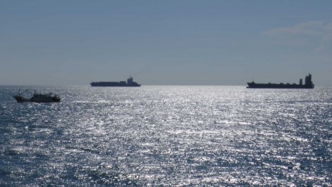 Some other ships in the vinicity of the port. <em> Autres bateaux aux abords du port. Photo: Elodie Lebas