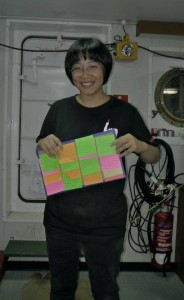 Liwen with her birthday post-it card.  Liwen tenant sa carte d'anniversaire faite de post-it.