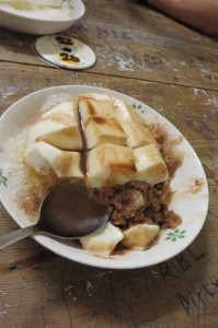 Almond tofu shaved ice with chocolate on top :) <em> Glace pilée avec du tofu à l'amande recouvert de chocolat... Photo: Timo Zander<br />