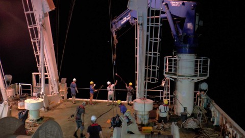 Bringing the port paravane close to the desk to check the data cable connection. Paravent à bâbord ramené proche du pont arrière pour vérifier la connexion du câble des données. Photo: Elodie Lebas