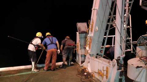 Bringing the port paravane close to the desk to check the data cable connection. Paravent à bâbord ramené proche du pont arrière pour vérifier la connexion du câble des données. Photo: Elodie Lebas