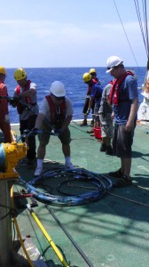 Wu-Cheng and Francis winding the streamer before to put it away in its box.  Wu-Cheng et Francis enroulant la flûte sismique avant de la ranger.