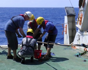 Christian and TORI's technicians bringing the streamers back.  Christian et les techniciens de l'institut de recherche TORI ramenant les flûtes sismiques à bord.