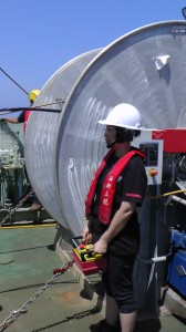 Liwen in charge of bringing back the streamers on board.  Liwen en charge de remonter les flûtes sismiques à bord.