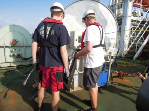 Timo and Christian in front of the winch. <em> Timo et Christian devant le treuil. Photo: Jack