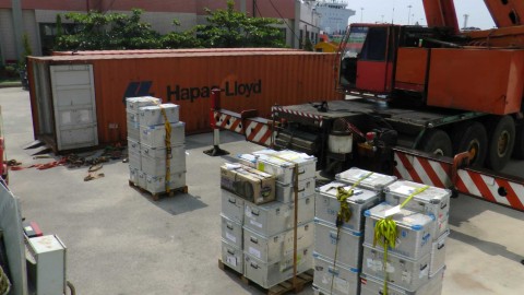 Boxes containing our material getting into the containers.<em> Disposition des boîtes dans les containers. Photo: Elodie Lebas