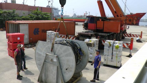 Boxes containing our material getting into the containers.<em> Disposition des boîtes dans les containers. Photo: Elodie Lebas