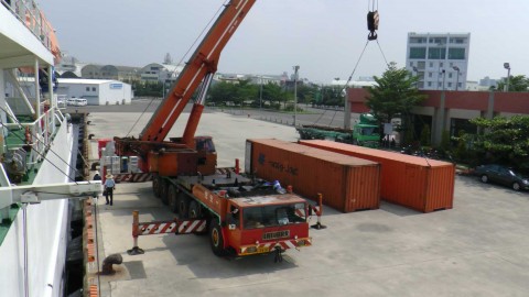 Boxes containing our material getting into the containers.<em> Disposition des boîtes dans les containers. Photo: Elodie Lebas