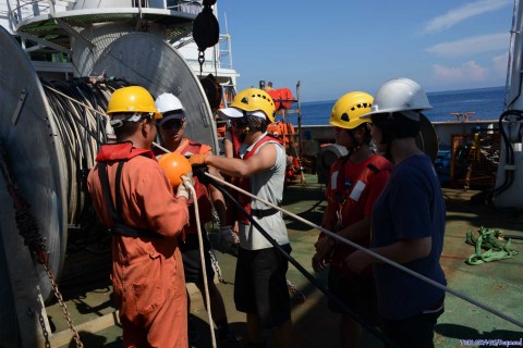 The TORI techniciens putting another buoy between two streamers. <em> Les techiniciens de l'institut TORI attachant un flotteur entre deux flûtes sismiques. Photo: Raymond Shih