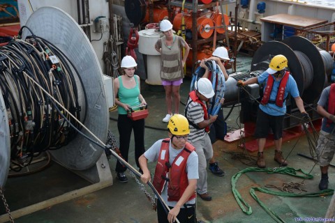 Me operating the winch! <em> Me voici m'occupant du treuil! Photo: Raymond Shih