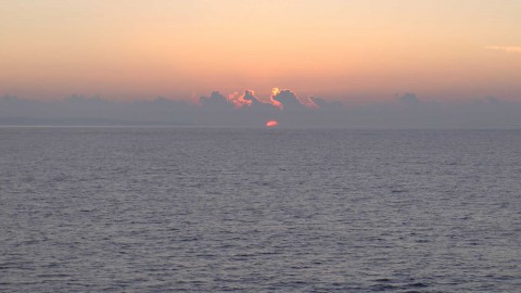 Sunrise close to the island coast. <em> Lever du soleil sur la côte. Photo: Elodie Lebas