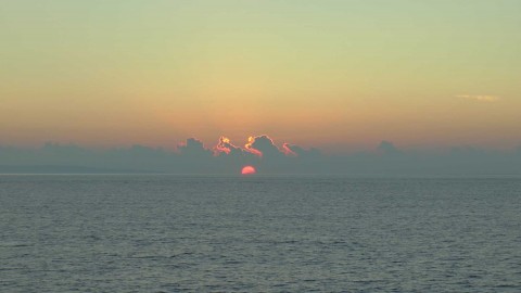 Sunrise close to the island coast. <em> Lever du soleil sur la côte. Photo: Elodie Lebas