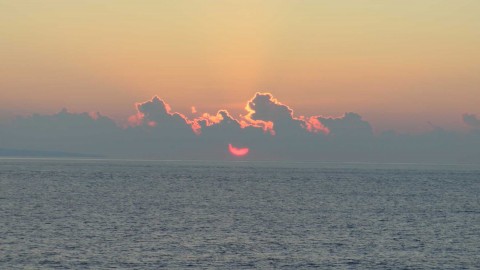 Sunrise close to the island coast. <em> Lever du soleil sur la côte. Photo: Elodie Lebas