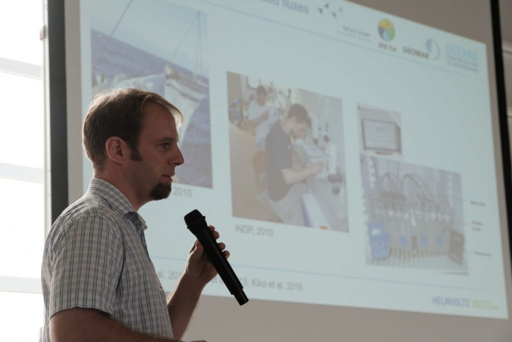 Rainer Kiko talink about "Zooplankton-mediated fluxes in the Eastern Tropical North Atlantic". Photo: Jan Steffen/GEOMAR