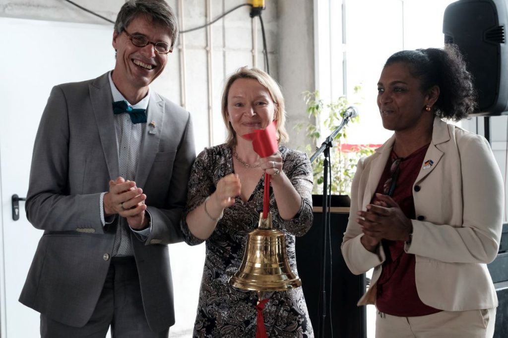 They stroke the bell for the start: Arne Körtzinger (GEOMAR), Cordula Zenk (GEOMAR) and Osvaldina Silva (INDP). Photo: Jan Steffen/GEOMAR