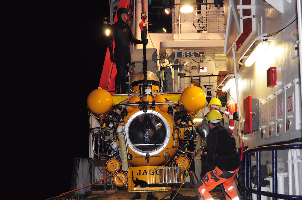 Fahrtleiter Henk-Jan Hoving und JAGO-Pilot Jürgen Schauern starten zu einem Nachttauchgang. / Chief scientist Henk-Jan Hoving and JAGO pilot Jürgen Schauer start to a night dive. Photo: Karen Hissmann / JAGO-Team 