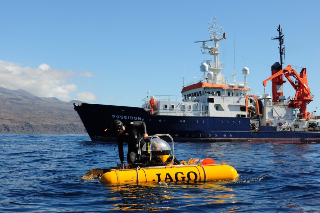 Tauchboot JAGO und FS POSEIDON vor der Kapverdeninsel Fogo / Submersible JAGO and RV POSEIDON off the Island off Fogo. Photo: Karen Hissmann/JAGO-Team