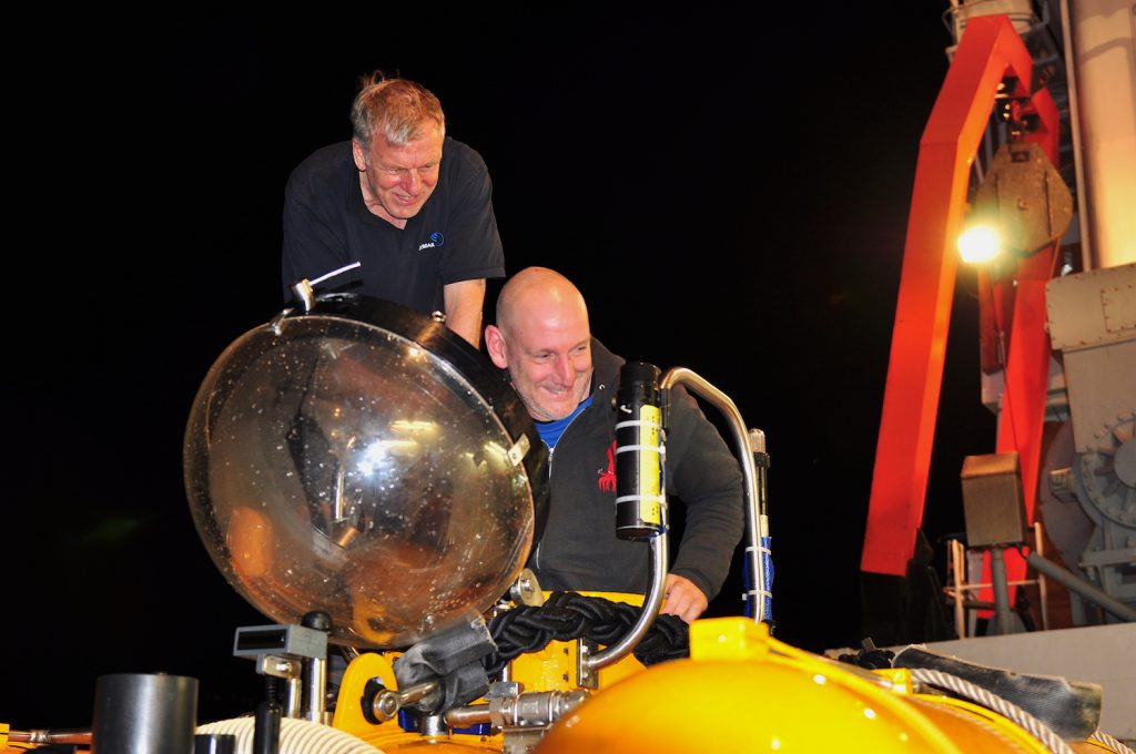 Fahrteiter Henk-Jan Hoving und Tauchbootpilot Jürgen Schauer nach einem Tauchgang / Chief Scientist Henk-Kan Hoving and JAGO pilot Jürgen Schauern after a dive. Photo Karen Hissmann / JAGO-Team