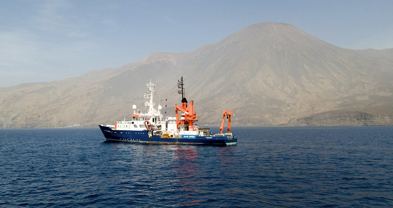 Das Forschungsschiff POSEIDON vor der Insel Santo Antão, Kapverden, im Windschatten des knapp 2000 Meter hohen Vulkans Topo de Cocoa und vor dem Fischerort Monte Trigo. Research vessel POSEIDON off the Cape Verdean island Santo Antão, at the lee side of the volcano Topo de coroa (almost 2000 m heigh) and off the fishing village Monte Trigo. Photo Jens Klimmeck/GEOMAR