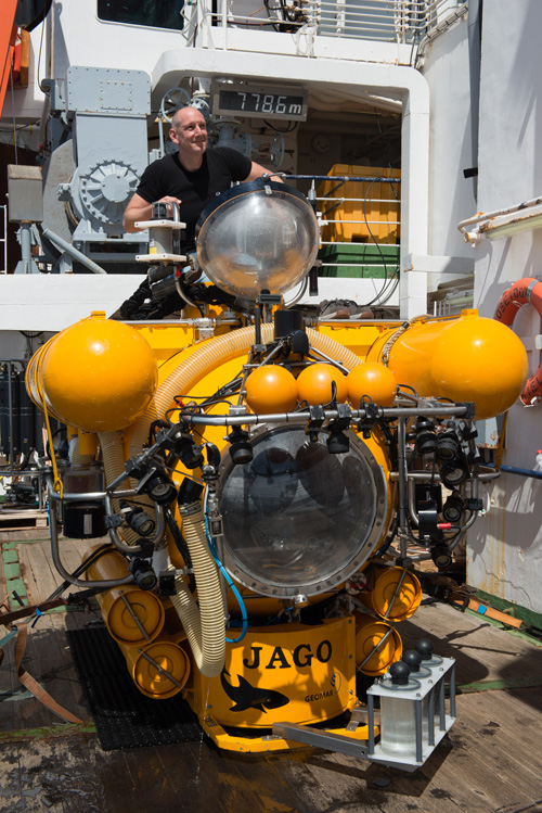 Fahrtleiter Henk-Jan Hoving klettert aus dem bemannten Tauchboot JAGO nach einem Tauchgang vor der Kapverdeninsel Fogo / Chief scientist Henk-Jan Hoving climbing out of the manned submersible JAGO after a dive of the Cape Verdean island Fogo. Photo: JAGO-Team/GEOMAR 