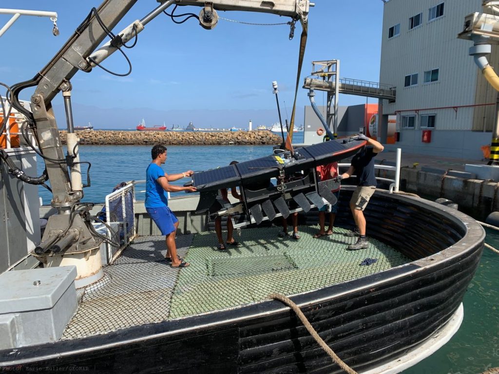 Auch ein Waveglider, eine autonome, von der Wellenbewegung angetriebene Sensorplattform, kommt bei der Wirbeljagd zum Einsatz / A waveglider, an autonomous sensor platform driven by the wave movement, is also used for the eddy hunt. Photo: Mario Müller/GEOMAR 