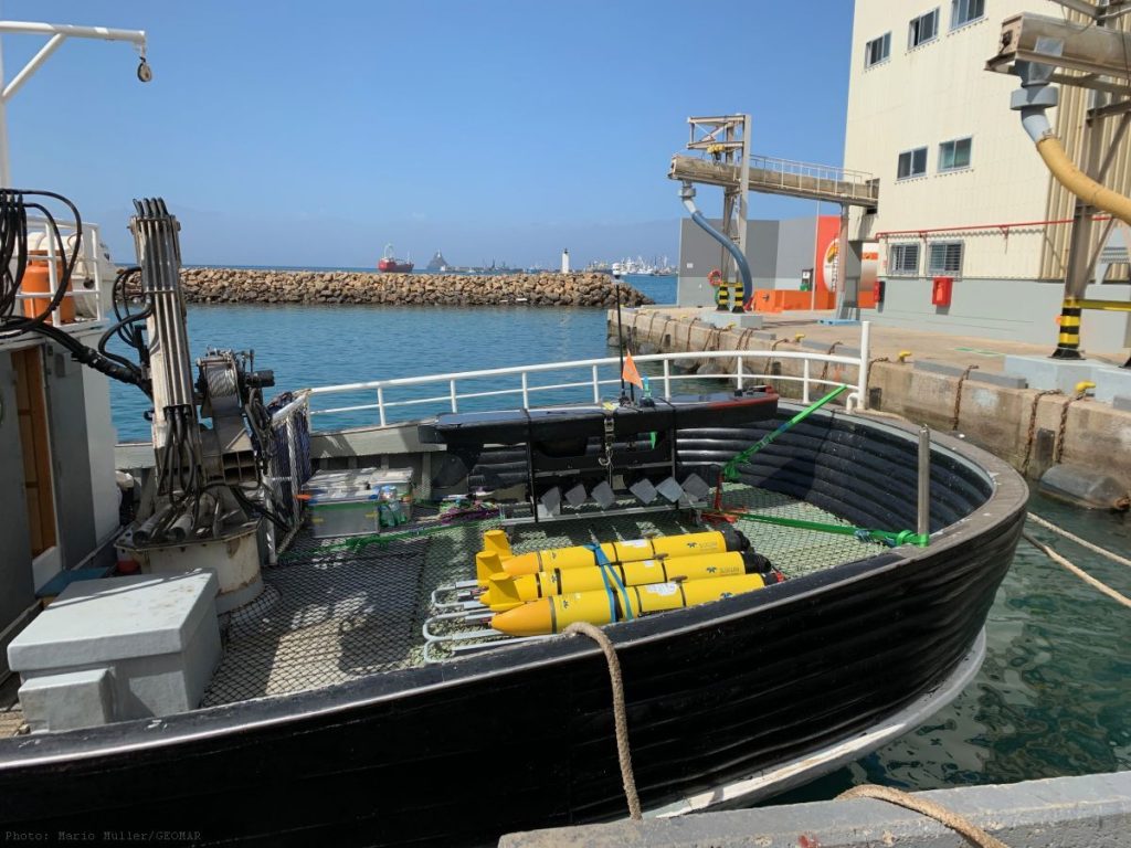 Mit einem kapverdischen Fischerboot wurden die Gleiter ausgesetzt / With a Cape Verdean fishing vessel the gliders were launched. Photo: Mario Müller/GEOMAR