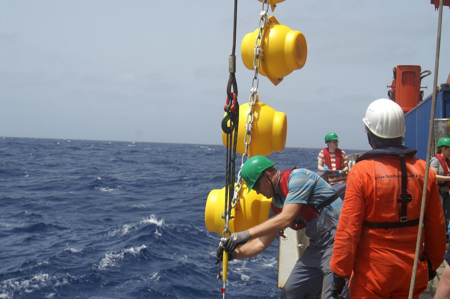 Arbeiten am CVOO, einem Meeresobservatorium nördlich der kapverdischen Inseln. / Working on the CVOO, a marine observatory north of the Cape Verde Islands. Photo: Toste Tanhu/GEOMAR