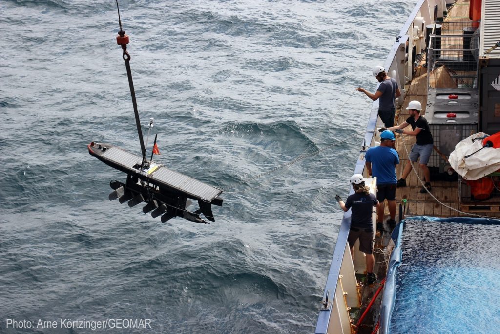 Waveglider-Bergung während der #MOSESeddyhunt / Waveglider recovery during the #MOSESeddyhunt. Photo: Arne Körtzinger/GEOMAR