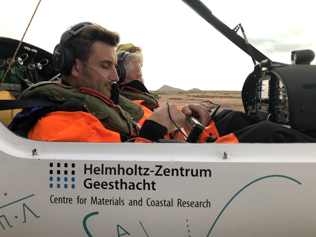 Kurz vor dem Start zum ersten Messtestflug in über 5.000m Höhe: Philipp und Henning im Cockpit mit Kälteschutzanzug, Rettungsweste, Fallschirm und Sauerstoff-Versorgung. Mit an Bord: die komplette Mess- und Datenübertragungstechnik. / Shortly before the start of the first test flight at more than 5,000m altitude: Philipp and Henning in the cockpit with a suit for cold protection, life jacket, parachute and oxygen supply. On board: the complete measurement and data transmission technology. Photo: HZG/Rüdiger Röttgers