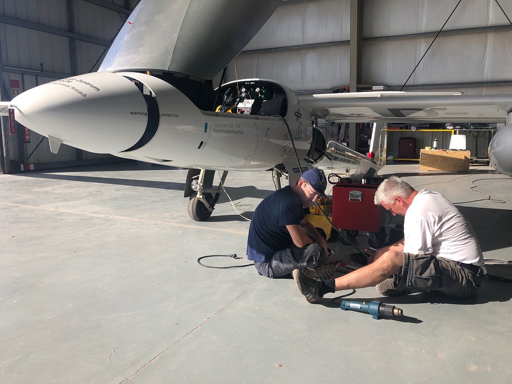 Messtechnik vor. / Rüdiger and Philipp prepare the installation of the measuring technology in the hangar. Photo: HZG/Henning Burmester