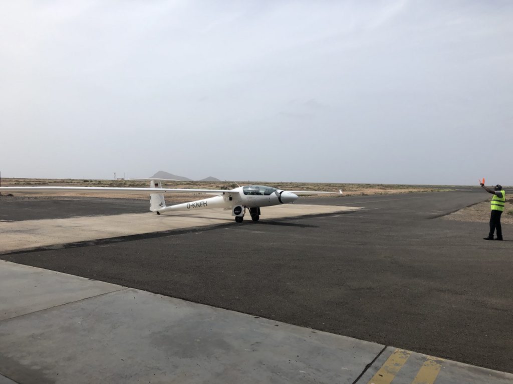 Flight Line Marshaller beim Einweisen der Stemme zum Parking spot am Hangar. / Flight Line Marshaller during the instruction of the Stemme to the parking spot at the hangar. Photo: HZG/Henning Burmester