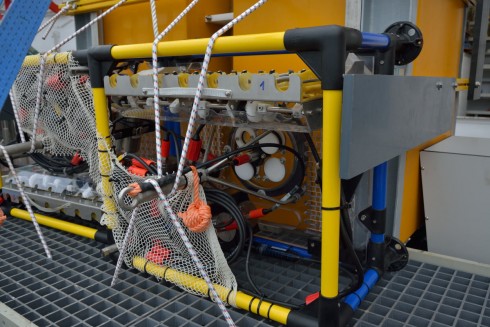 Rubber bands to holt the tools (two respiration chambers on the elevator (photo: M. Schulz)