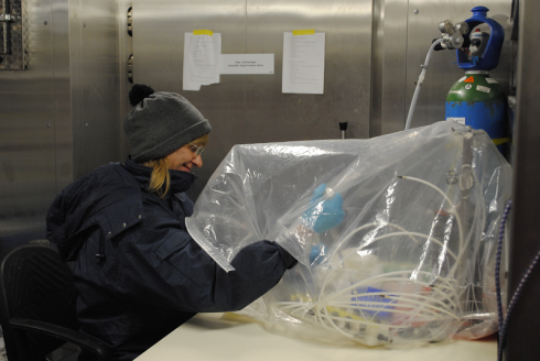 Here our colleague Anke from the Geomar, uses the pore water press to extract the water from the sediment. 