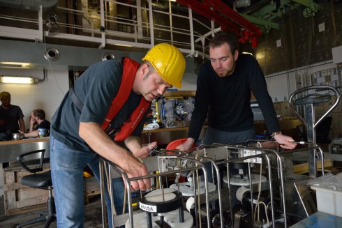 Felix Janssen and Tobias Vonnahme remove the filters from the In Situ Pumps after deployment (photo: Manfred Schulz TV & Film)