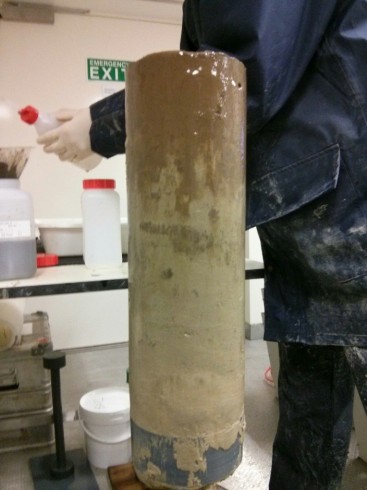 On top core vertical distribution after 5cm of sediment has been removed. On the bottom, slicing a push core (photo: Manfred Schulz).
