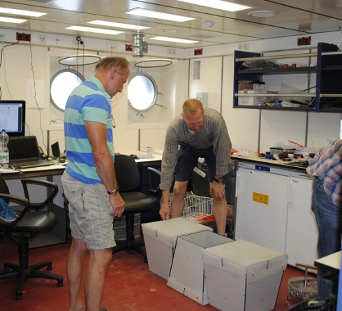 Peter and Ralf with corrals which shall enclose sea cucumbers at the seafloor. "How can they be organized on the elevator?" (Photo: khamann)